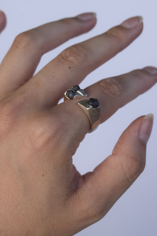 black stone diagonal ring, Size M (adjustable)