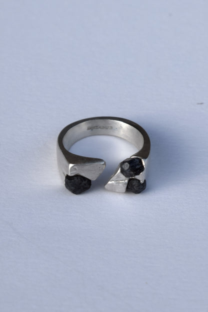 black stone diagonal ring, Size M (adjustable)
