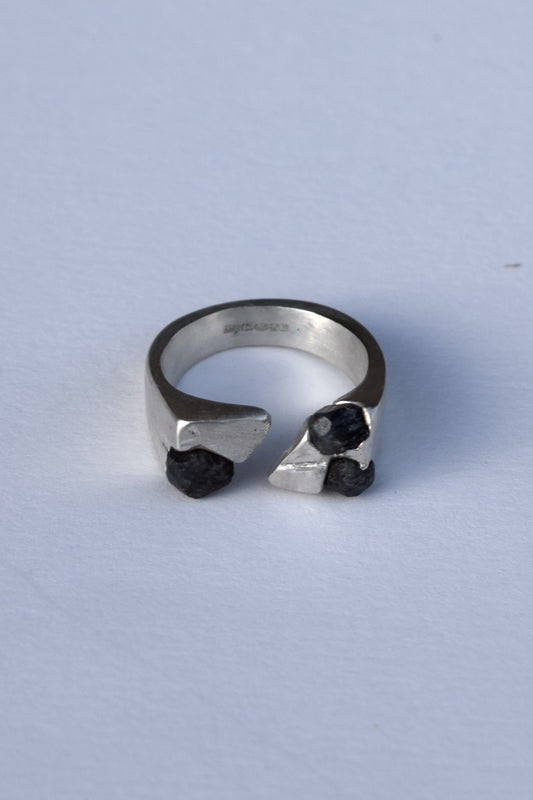 black stone diagonal ring, Size M (adjustable)